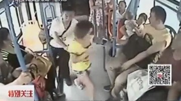 Clip ông già xô thiếu nữ để giành ghế trên xe buýt