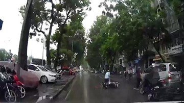 Suýt chết dưới bánh ô tô, người phụ nữ nổi điên với tài xế