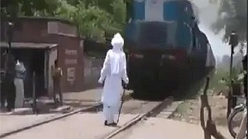 Đứng trước mũi tàu hỏa đang chạy để dọa lái tàu