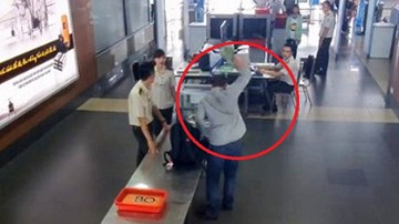 Hành khách ném cà mắm xuống sàn sân bay bị phạt 750.000 đồng