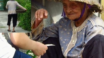 Bà cụ bán rau kiếm sống gây xúc động mạnh