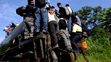 Tàu hỏa chở hàng trăm người di cư bị chặn ở biên giới nước Áo