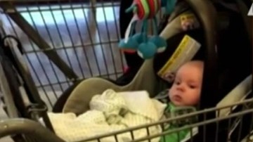 Mẹ để quên con 2 tuổi trong xe đẩy hàng ở trung tâm mua sắm