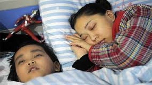 Trung Quốc: Bé trai 7 tuổi hiến thận cứu mẹ