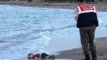 Bức ảnh em bé tị nạn trôi vào bờ biển gây chấn động cộng đồng