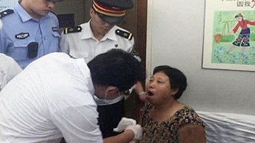 Trung Quốc: Lệch hàm vì cười quá nhiều khi thắng bạc