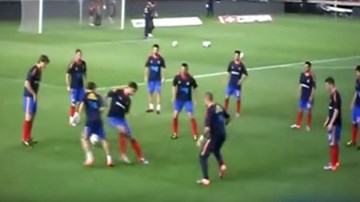 Mata dùng tuyệt kĩ xâu háng khiến Albiol tẽn tò