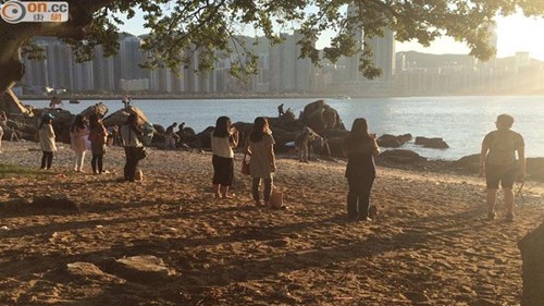 Phụ nữ Hồng Kông ngắm mặt trời để... giảm cân!