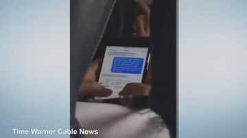 Phi công thản nhiên nhắn tin điện thoại khi máy bay đang cất cánh