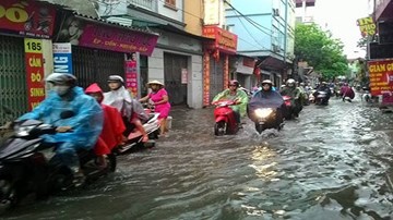 Hà Nội: Mưa lớn, vừa thức dậy phố đã thành 
