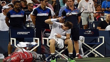 Murray điên tiết đập gãy vợt rồi tặng khán giả