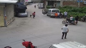 Người dân hợp sức nhấc bổng ôtô cứu đứa bé thoát chết trong gang tấc