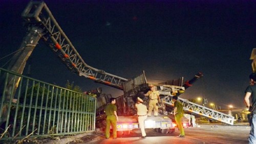 Xe đầu kéo tông sập thanh chắn, người đi đường tử vong