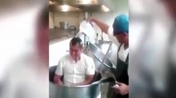 Nhân viên bệnh viện tắm trong nồi nấu thức ăn cho bệnh nhân