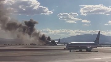 Máy bay Anh chở 172 người bốc cháy dữ dội tại sân bay Mỹ