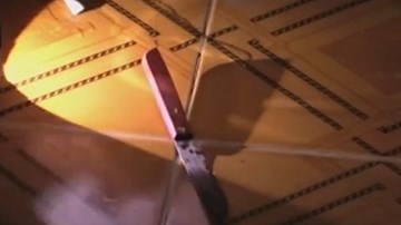 Mâu thuẫn, chồng rút dao đâm thẳng tim vợ rồi tự sát