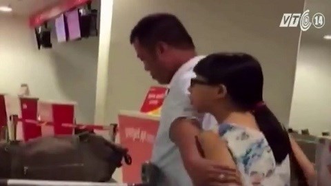 Cô gái Việt dùng tiếng Anh... chửi bà mẹ Việt bế con tại sân bay