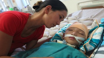 Sự sống mong manh của cháu bé bị dượng đánh vỡ đầu