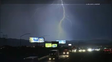 Choáng ngợp với cảnh tượng sét rạch ngang trời đầy ngoạn mục