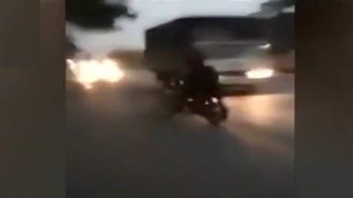 Hai thiếu niên đi xe đạp điện “trêu ngươi” trước đầu ô tô