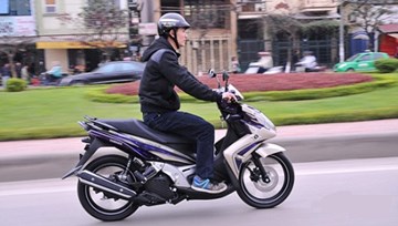 Ngồi lái xe máy thế nào cho đúng?