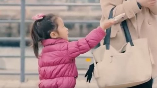 Phản ứng của trẻ em Nhật khi nhặt được đồ rơi