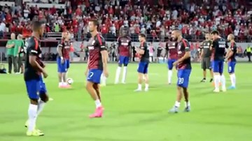 Ronaldo tức điên khi CĐV hô vang Messi