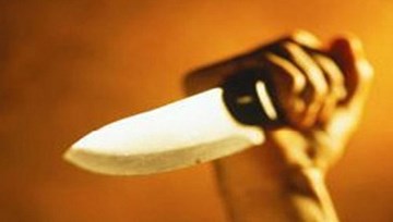 Mâu thuẫn, rút dao đâm xuyên ngực đồng nghiệp