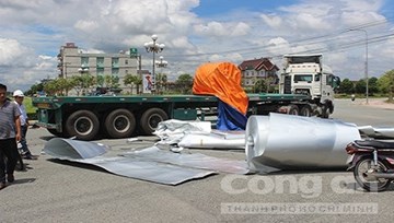 Đứt dây xích, 2 cuộn thép hàng chục tấn văng từ xe tải xuống đường