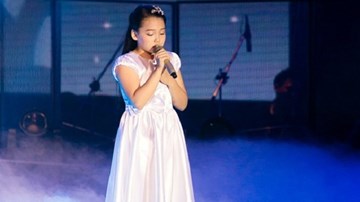 Giọng hát Việt nhí - Liveshow 1:  Hà My thể hiện xúc động ca khúc Mẹ ơi