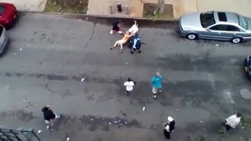 Chó pitbull kéo lê, cắn đứt tai người đàn ông trên phố