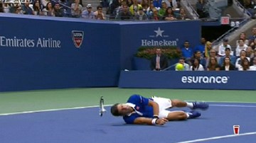 Federer khiến Djokovic ngã bổ nhào, dính chấn thương