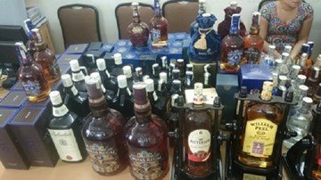 Hãi hùng chiêu 'hô biến' vỏ chai rượu bỏ đi thành chai rượu giả