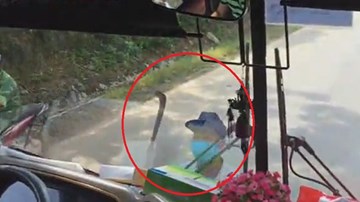 'Đầu gấu' vung dao ép xe khách vào quán nghỉ ở Phú Thọ