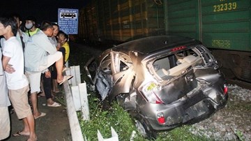 Nghệ An: Ô tô 4 chỗ bị tàu hỏa đâm nát