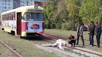 Cô gái kéo toa tàu nặng hơn 17 tấn lăn bánh trên đường ray