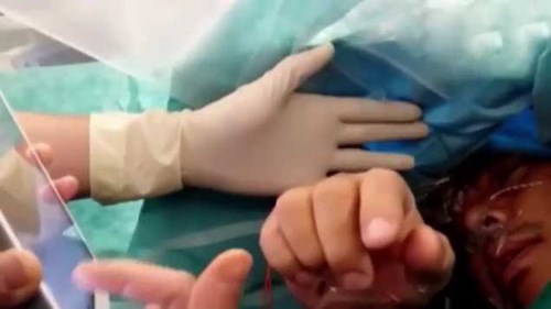 Đang phẫu thuật, bệnh nhân bất ngờ hỏi giá cổ phiếu, đọc thơ