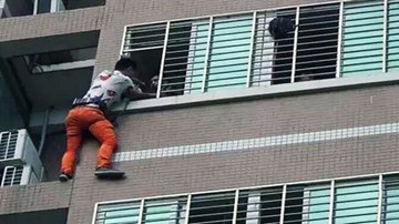 Vắt vẻo ngoài cửa sổ tầng 7 suốt đêm để tránh bị bắt gặp ngoại tình