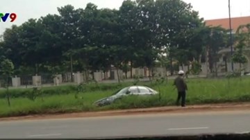 TP. HCM: Xe container tông 2 cú liên tiếp, hất xe 4 chỗ xuống hố sâu