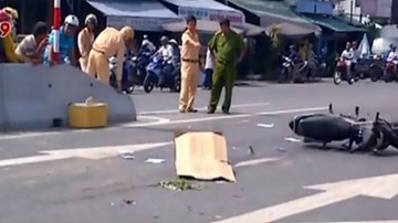 Xe chở bia nổ lốp tông xe máy, một phụ nữ mang bầu bị thương nặng