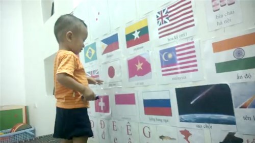Sửng sốt trước tài phân biệt cờ các nước của bé 20 tháng tuổi