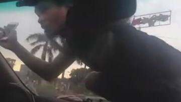 Côn đồ nhảy lên nắp capô, dàn cảnh cướp tài sản?