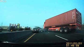 Kinh hoàng xe tải nổ lốp, húc văng loạt ô tô trên cao tốc