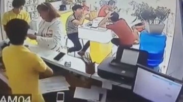 Nữ quái vờ mua iPhone rồi trộm trong tích tắc