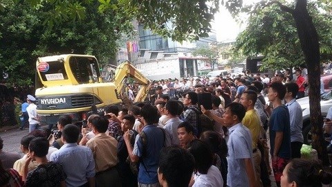 Sập nhà cổ ở Hà Nội: Điều máy xúc đến giải cứu nạn nhân