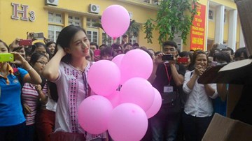 Xôn xao màn tỏ tình chàng 