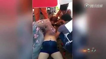 Cô dâu xinh đẹp hô hấp nhân tạo cứu người chết đuối gây sốt cộng đồng mạng