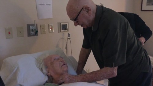 Cụ ông 93 tuổi hát tình ca tặng người bạn đời đang hấp hối