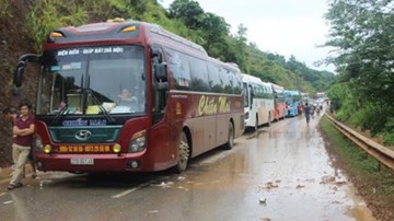 Sạt lở gây tắc 4km tuyến Sơn La đi Điện Biên