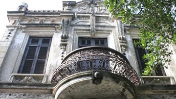 Sống ở biệt thự cổ: Vừa ở, vừa... run